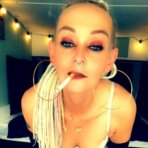 PetiteHousewife
